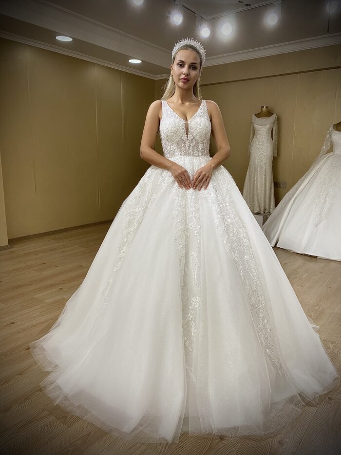 Verona - Wholesale princess wedding dress model with elegant lace - full